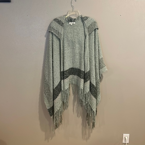Simply Noelle poncho? - Picture 1 of 4